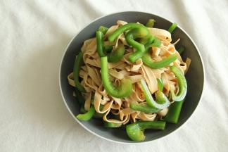 步骤8、装入盘中，就可以开吃啦！
看，就是这么简单！你学会了吗？家常做法，不需要熬油，不需要辣椒，小朋友也能吃！