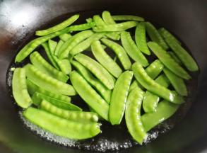锅中水开，加一丟丟油和盐，再放入荷兰豆煮1分钟。