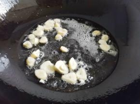 锅中热油，炒香蒜末，