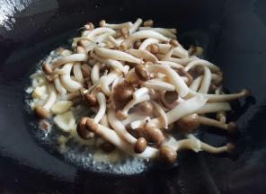 放入菌菇煸炒出水分，