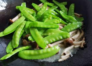 倒入荷兰豆快速炒匀，