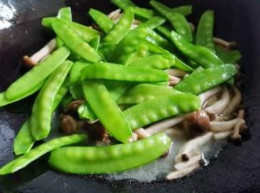 倒入荷兰豆快速炒匀，