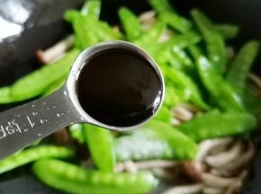 1勺蚝油炒匀。