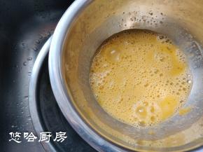 2个小鸡蛋打散在无油无水的干净容器中，下面放一个装50~60度热水的盆子，放入细砂糖开始高速搅打。