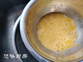 2个小鸡蛋打散在无油无水的干净容器中，下面放一个装50~60度热水的盆子，放入细砂糖开始高速搅打。