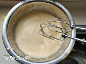 打至蛋液变浓稠时，撤掉热水盆子，用手试一下蛋液，已经和手温差不多，借助余温继续搅打。