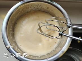 打至蛋液变浓稠时，撤掉热水盆子，用手试一下蛋液，已经和手温差不多，借助余温继续搅打。