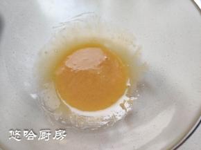 百香果酱、玉米油、牛奶全部放入容器中搅匀，待用。