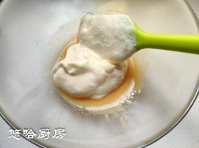 取一点面糊和牛奶溶液拌匀，再倒回蛋液中继续翻拌拌匀，注意翻拌手法。
