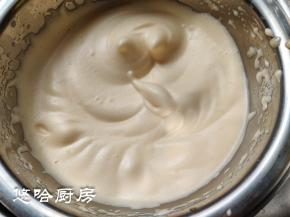打至蛋液有明显的花纹，转低速再搅打一分钟。