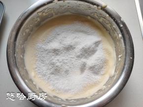 筛入糕点用小麦粉（低筋面粉）翻拌均匀。