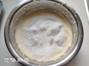 筛入糕点用小麦粉（低筋面粉）翻拌均匀。