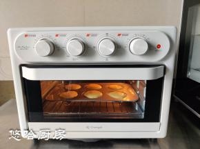 长帝空气炸锅烤箱提前以160度预热，模具放入烤箱中下层烘烤25分钟左右。