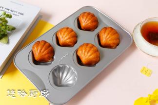 到时取出模具，倒扣在网架上放凉即可。模具为不沾，无需抹油。