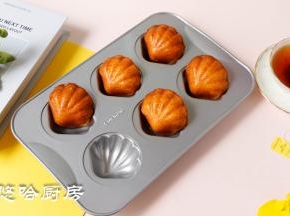 到时取出模具，倒扣在网架上放凉即可。模具为不沾，无需抹油。