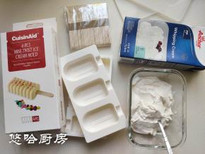 准备做雪糕的材料，酸奶是用普通酸奶过滤掉乳清而来的希腊酸奶，非常浓稠，可以做抹酱用，淡奶油用什么牌子都可以，准备的材料可以做7支雪糕。模具是酷新怡新出的硅胶模具。葡萄干提前用温水泡软，拍照的时候忘记摆上。
