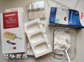 准备做雪糕的材料，酸奶是用普通酸奶过滤掉乳清而来的希腊酸奶，非常浓稠，可以做抹酱用，淡奶油用什么牌子都可以，准备的材料可以做7支雪糕。模具是酷新怡新出的硅胶模具。葡萄干提前用温水泡软，拍照的时候忘记摆上。