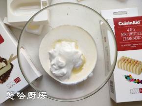 把酸奶、淡奶油、细砂糖全部放入大碗中，无需打发，直接拌匀即可。