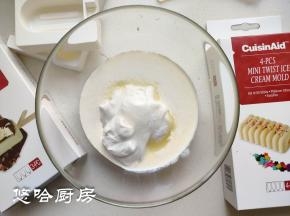 把酸奶、淡奶油、细砂糖全部放入大碗中，无需打发，直接拌匀即可。