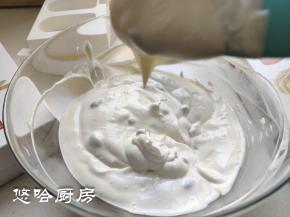 拌匀的酸奶糊和七分发的淡奶油状态差不多，能挂在刮刀上。泡软的葡萄干用厨房纸蘸干水分也放到酸奶糊中拌匀。