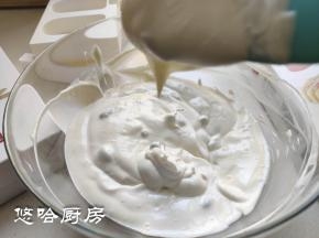 拌匀的酸奶糊和七分发的淡奶油状态差不多，能挂在刮刀上。泡软的葡萄干用厨房纸蘸干水分也放到酸奶糊中拌匀。