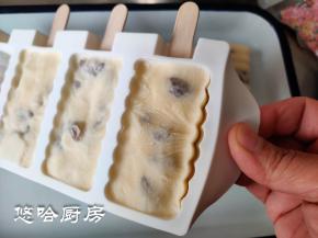 冻好的雪糕脱模非常简单，硅胶模具四周扒一下直接脱模，一点也不沾。