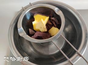 做脆皮雪糕需要融化巧克力，黑巧最好用烘焙专用的，黑巧和黄油隔热水融化。我看大家都是用椰子油，说椰子油效果最好，我没有就用黄油做了。