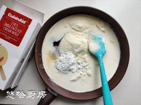 把所有的材料全部放入平底锅中搅匀至无干粉，个人觉着用平底锅受热面积大，用不粘锅还不容易粘锅底，用奶锅同样可行。