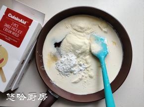 把所有的材料全部放入平底锅中搅匀至无干粉，个人觉着用平底锅受热面积大，用不粘锅还不容易粘锅底，用奶锅同样可行。