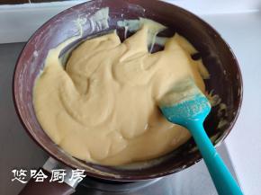 开小火慢熬，同时用铲子不停的搅拌，一直熬至黏稠挂铲的样子即可关火。