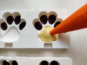 熊掌硅胶模具中，先挤入融化的黑巧克力在脚趾头的位置，放冰箱冷冻至黑巧凝固。