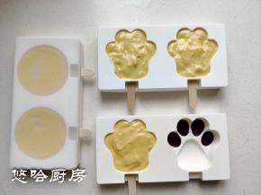 放凉的牛奶糊装入裱花袋中，挤入模具里，模具里先插入冰糕棍。此分量可以做3个熊爪、2个娃娃头。盖好盖子放冰箱冷冻至少半天。