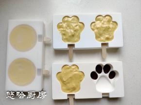放凉的牛奶糊装入裱花袋中，挤入模具里，模具里先插入冰糕棍。此分量可以做3个熊爪、2个娃娃头。盖好盖子放冰箱冷冻至少半天。