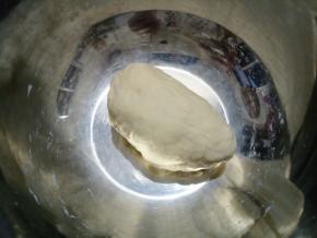 提前一天晚上揉好面团，一开始可能比较干，不好揉，可以揉一会静置几分钟再接着揉。面团揉好后盖上保鲜膜放冰箱冷藏过夜。