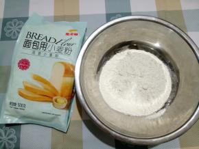 主要材料就是面包粉，换成高筋面粉或中筋面粉都行，加1克盐让面条更筋道。