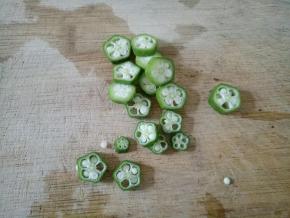 家里没有小葱，就切了一个秋葵。