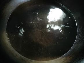 水烧开后，转小火，加1汤匙玉米油，这样面条顺滑，不容易粘连。转小火，才能保持面条成熟度一致。