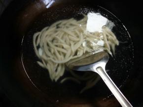 将面团捏扁一点，然后用剪刀剪成一条条的，不要太厚，大概五六毫米宽一条，剪面条动作尽量快一点，剪一会就用锅铲扒一下底，防止面条沉底粘在锅上。