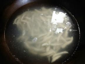 面条全部剪好后，用锅铲扒拉几下，然后盖上，转大一点火，沸腾后再煮两三分钟，注意不要溢锅。开盖加半碗冷水，再次煮到沸腾两三分钟，开盖再煮一会，可以夹一条尝尝熟没，没熟就再煮一会。