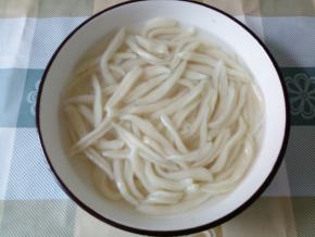 面条煮好捞起过一下凉白开降温，然后滤干。