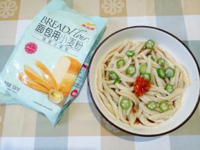 将前面拌好的调料汁倒入面条，加一点剁椒，拌匀就可以吃了。