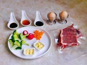 准备食材，水萝卜洗干净，放少许盐腌制挤干水分后再切片，装饰用随意发挥。