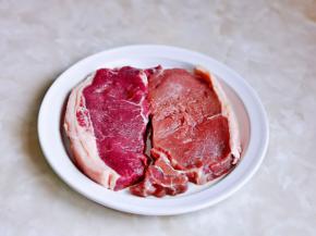 牛排打开包再用厨房用纸擦干放入盘中。（这款牛排免洗的哈）