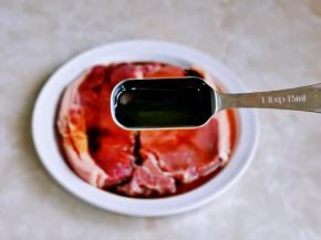 加入蚝油，戴上食品手套按摩牛排，这一步是关键，两块牛排一定要全部吸收到酱汁。