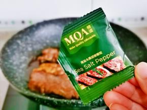 最后撒上海盐黑胡椒颗粒盛出即可。