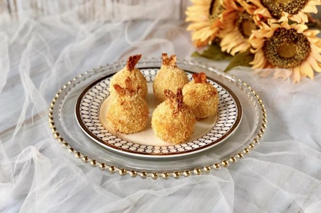 不加一滴油的凤尾虾球，整只鲜虾包成团，外脆里软,  虾肉鲜美