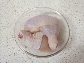 将鸡腿放入深一点的容器里。