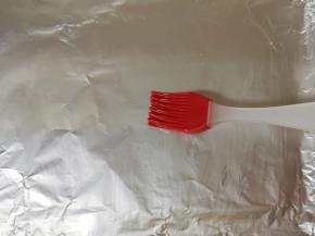 烤盘里铺上锡纸，刷上一层食用油。
烤箱上下管210度预热。