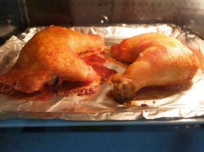 烤了将近40分钟的鸡腿，外面已经滋滋冒油了。