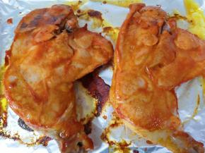 时间到将鸡腿取出翻面，送入烤箱，上下管210度再烤10分钟。